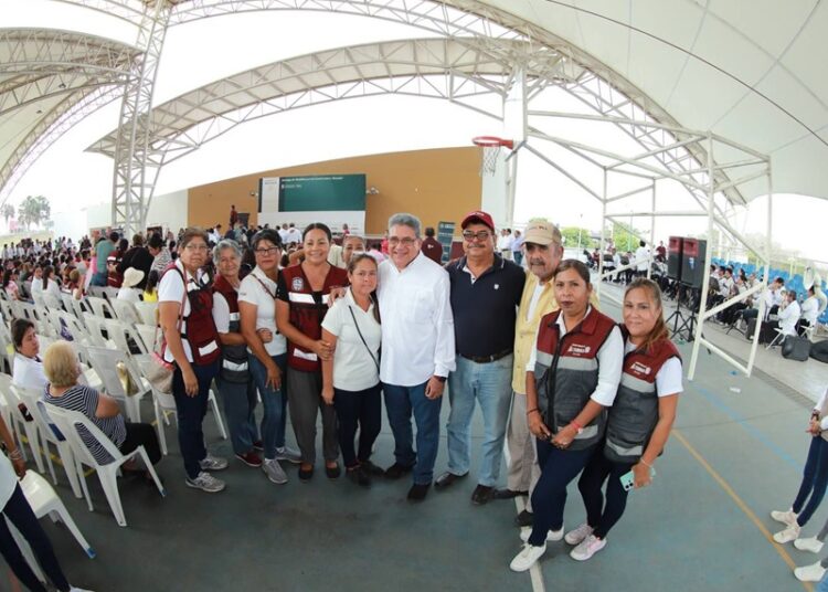 Participa AMM en entrega de tarjetas “La clínica es nuestra”