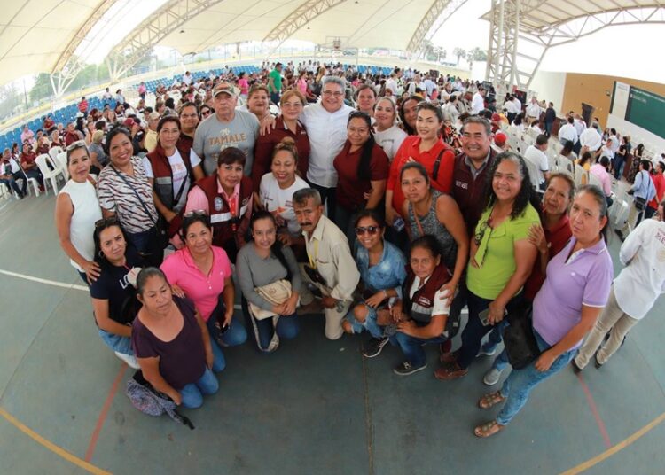 Participa AMM en entrega de tarjetas “La clínica es nuestra”