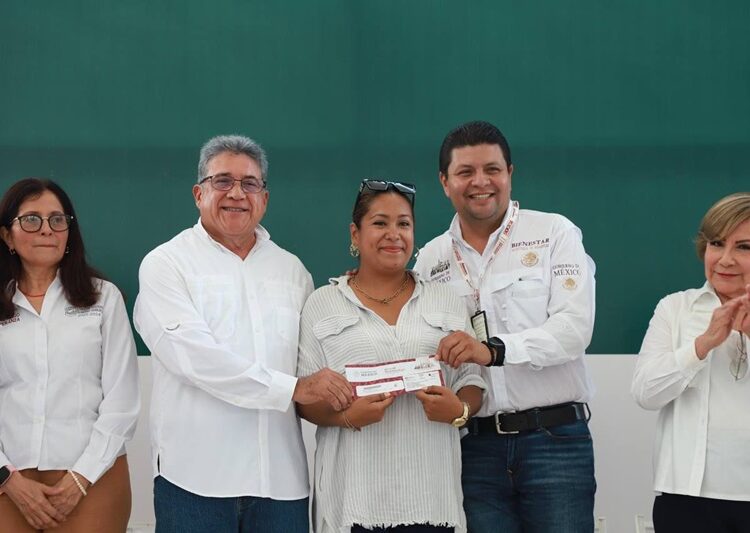 Participa AMM en entrega de tarjetas “La clínica es nuestra”