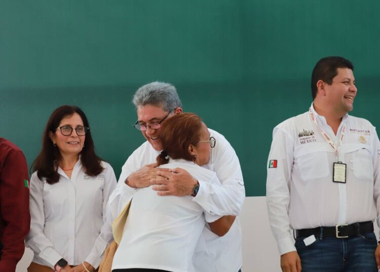 Participa AMM en entrega de tarjetas “La clínica es nuestra”