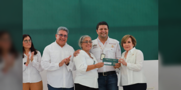 Participa AMM en entrega de tarjetas “La clínica es nuestra”