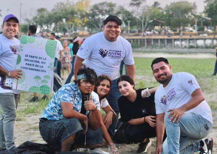 Participan jóvenes voluntarios del DIF Altamira en jornada de limpieza de la Laguna Champayán