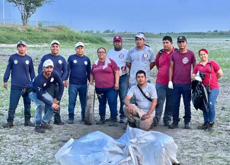 Participan jóvenes voluntarios del DIF Altamira en jornada de limpieza de la Laguna Champayán