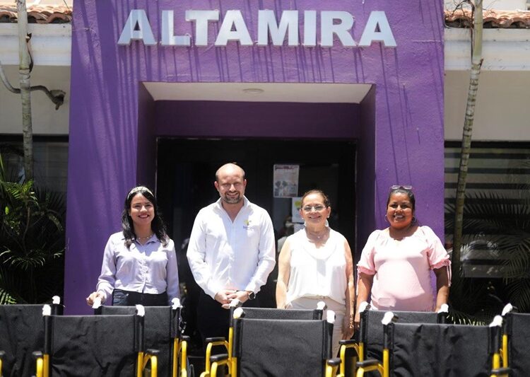 Recibe DIF Altamira generosa donación de sillas de ruedas