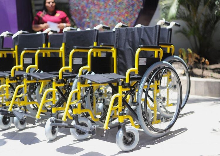 Recibe DIF Altamira generosa donación de sillas de ruedas