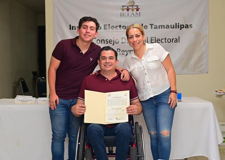 Recibe Marco Gallegos constancia de triunfo en el IV Distrito Electoral