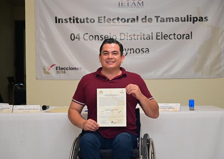 Recibe Marco Gallegos constancia de triunfo en el IV Distrito Electoral