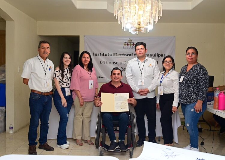 Recibe Marco Gallegos constancia de triunfo en el IV Distrito Electoral