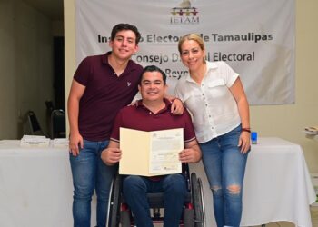 Recibe Marco Gallegos constancia de triunfo en el IV Distrito Electoral