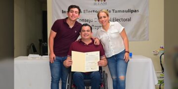 Recibe Marco Gallegos constancia de triunfo en el IV Distrito Electoral