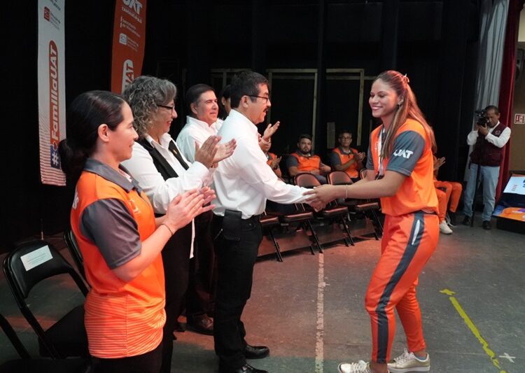 Reconoce la UAT a estudiantes destacados