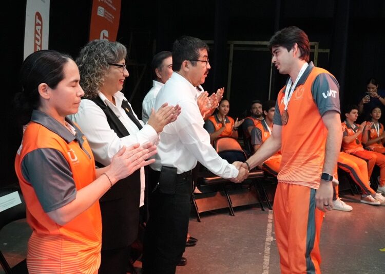 Reconoce la UAT a estudiantes destacados