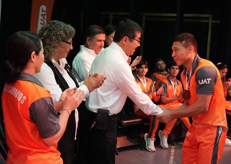 Reconoce la UAT a estudiantes destacados