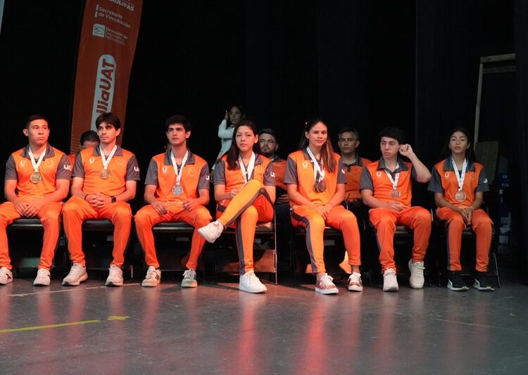 Reconoce la UAT a estudiantes destacados