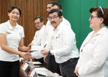 Reconoce la UAT el desempeño académico de estudiantes hijos del personal docente