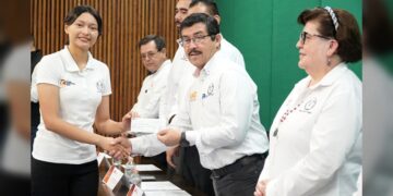 Reconoce la UAT el desempeño académico de estudiantes hijos del personal docente