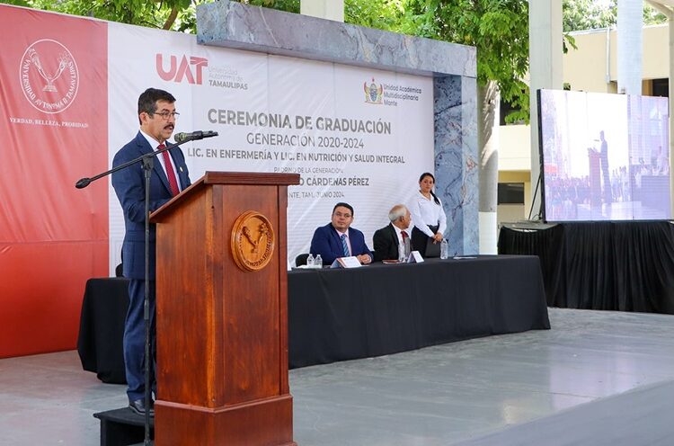 Rector de la UAT, Dámaso Anaya, preside graduación en la UAM Mante