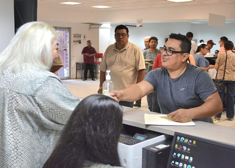 Evalúa Adriana Lozano servicio ciudadano en la Oficina Fiscal de Madero