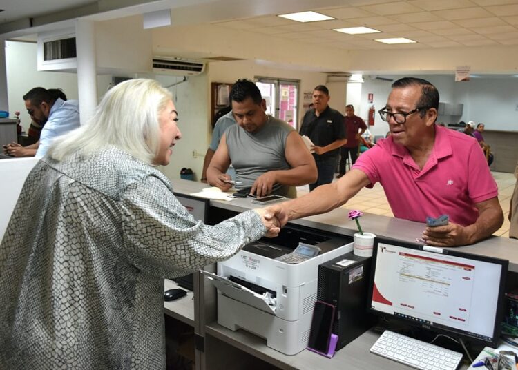 Evalúa Adriana Lozano servicio ciudadano en la Oficina Fiscal de Madero