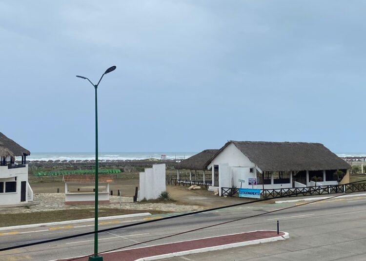 Llama Turismo a no exponerse y respetar cierre de playas por tormenta Alberto