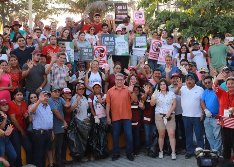 Suman esfuerzos colaboradores del Ayuntamiento para limpiar la Laguna del Champayán