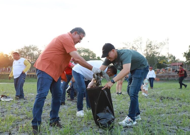 Suman esfuerzos colaboradores del Ayuntamiento para limpiar la Laguna del Champayán