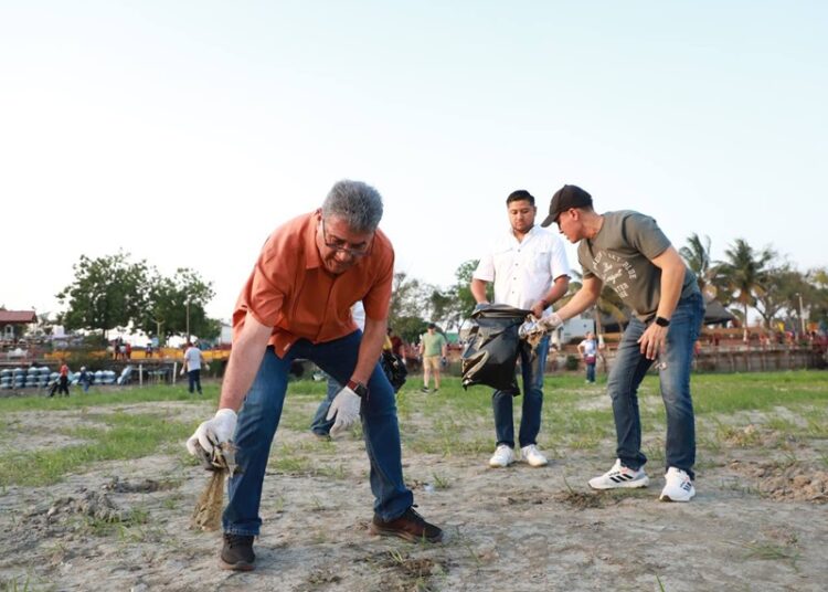 Suman esfuerzos colaboradores del Ayuntamiento para limpiar la Laguna del Champayán