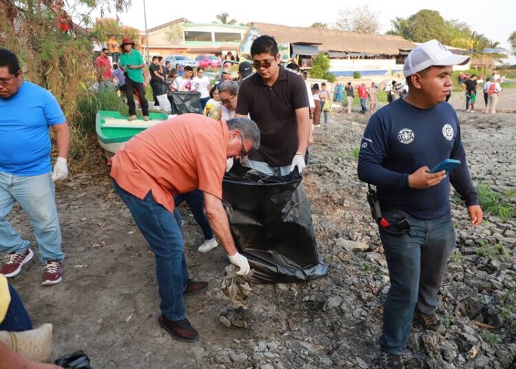 Suman esfuerzos colaboradores del Ayuntamiento para limpiar la Laguna del Champayán