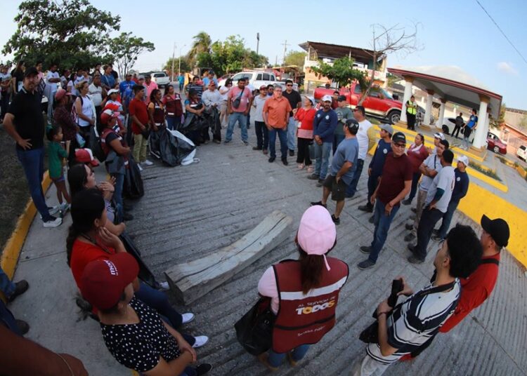 Suman esfuerzos colaboradores del Ayuntamiento para limpiar la Laguna del Champayán