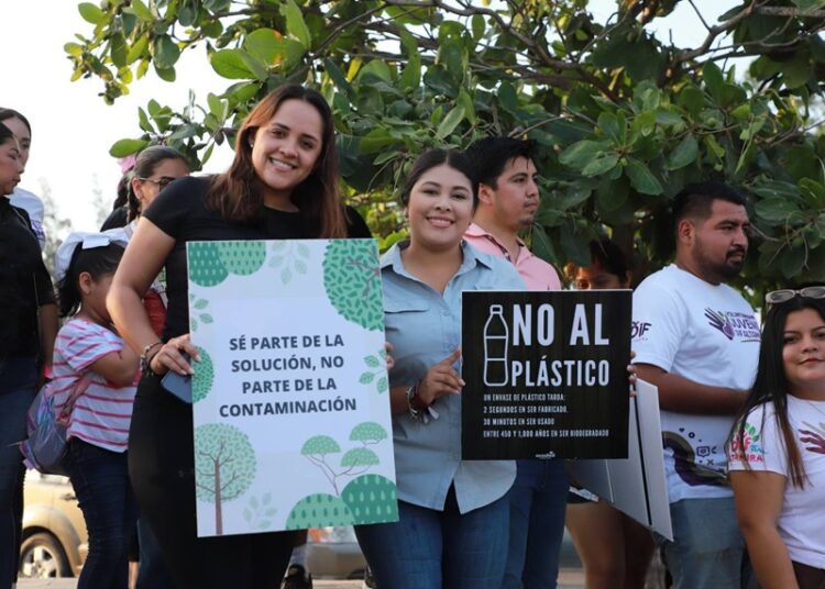 Suman esfuerzos colaboradores del Ayuntamiento para limpiar la Laguna del Champayán