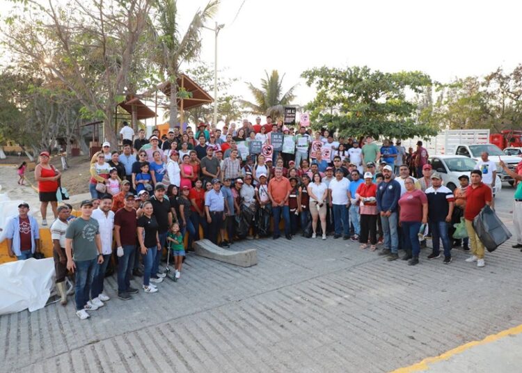 Suman esfuerzos colaboradores del Ayuntamiento para limpiar la Laguna del Champayán