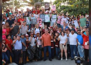 Suman esfuerzos colaboradores del Ayuntamiento para limpiar la Laguna del Champayán