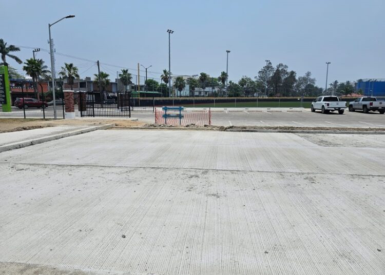 Supervisa Chucho Nader ampliación del estacionamiento sur en la Ciudad Deportiva