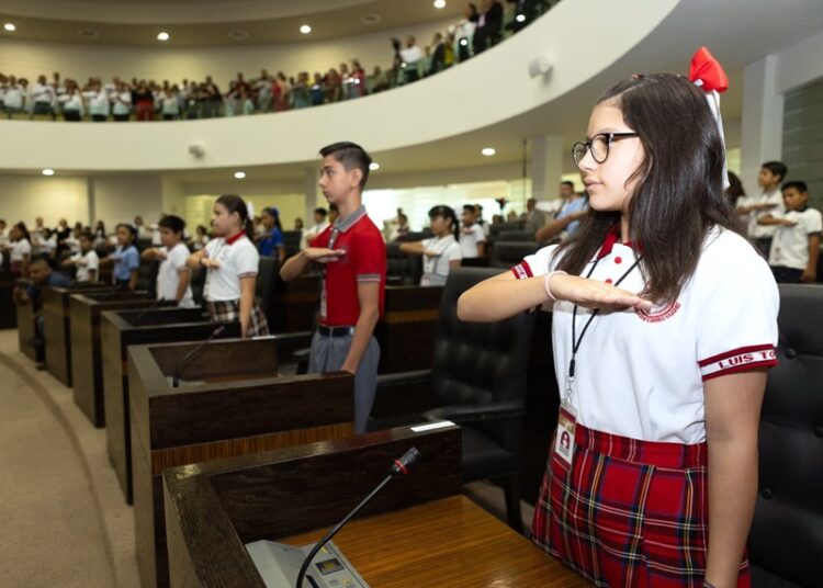 Viven estudiantes experiencia democrática, son diputados por un día
