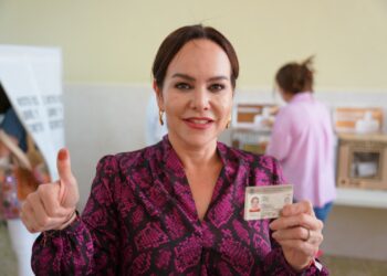 Vota Carmen Lilia en Nuevo Laredo