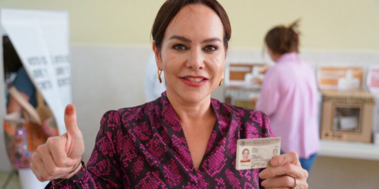 Vota Carmen Lilia en Nuevo Laredo
