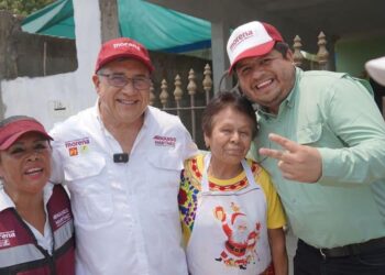 ¡Es Armando!: Julio Flores