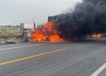 Chocan dos traíleres en la Monterrey-Nuevo Laredo