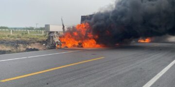 Chocan dos traíleres en la Monterrey-Nuevo Laredo