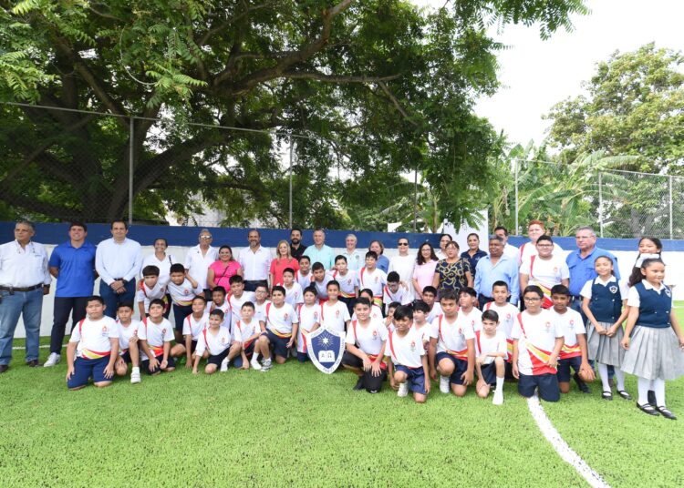 Entrega Chucho Nader moderna cancha de pasto sintético en Tampico