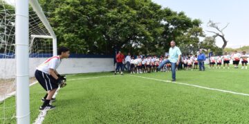 Entrega Chucho Nader moderna cancha de pasto sintético en Tampico