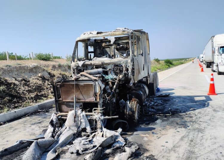 Se incendia autotanque en La Gloria-San Fernando