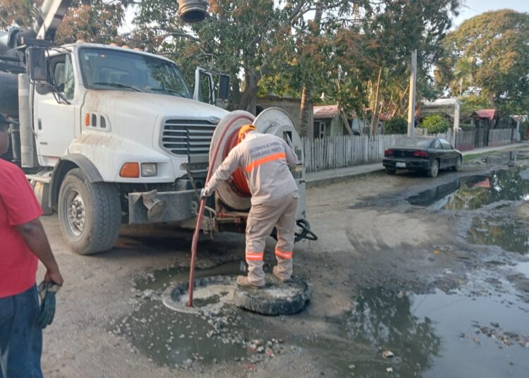 COMAPA Altamira realiza mantenimiento de pozos de visita