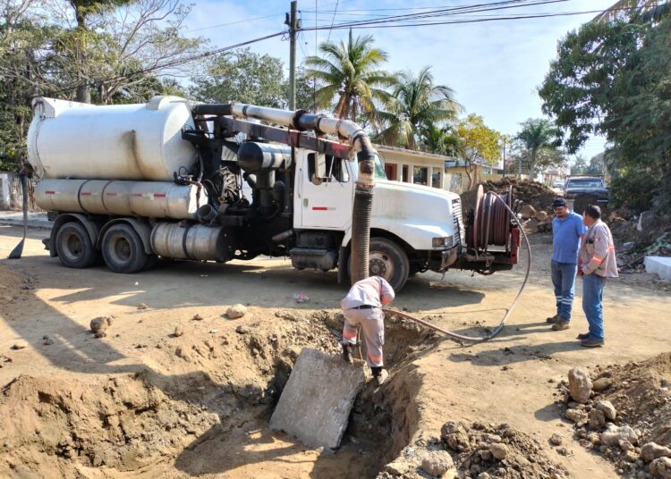 COMAPA Altamira realiza mantenimiento de pozos de visita