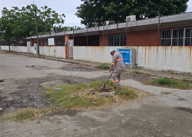 COMAPA Altamira realiza mantenimiento de pozos de visita