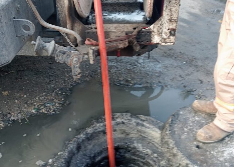 COMAPA Altamira realiza mantenimiento de pozos de visita