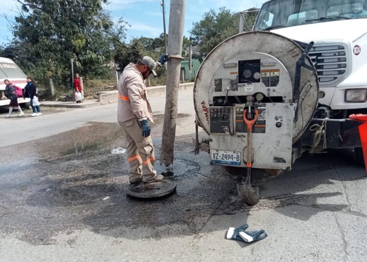 COMAPA Altamira realiza mantenimiento de pozos de visita