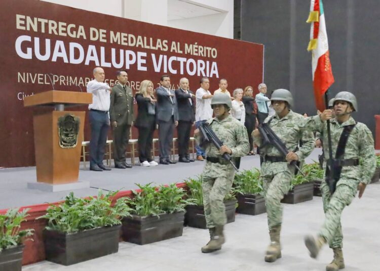Reconoce municipio a alumnos y maestros con medalla «Guadalupe Victoria»