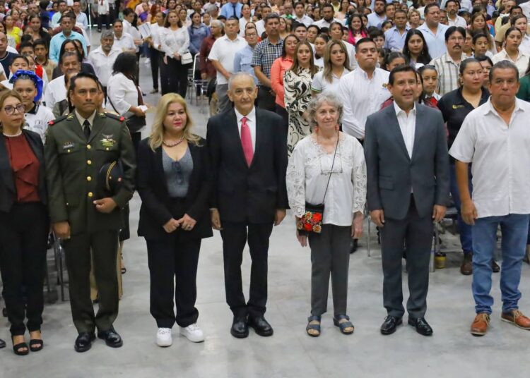 Reconoce municipio a alumnos y maestros con medalla «Guadalupe Victoria»