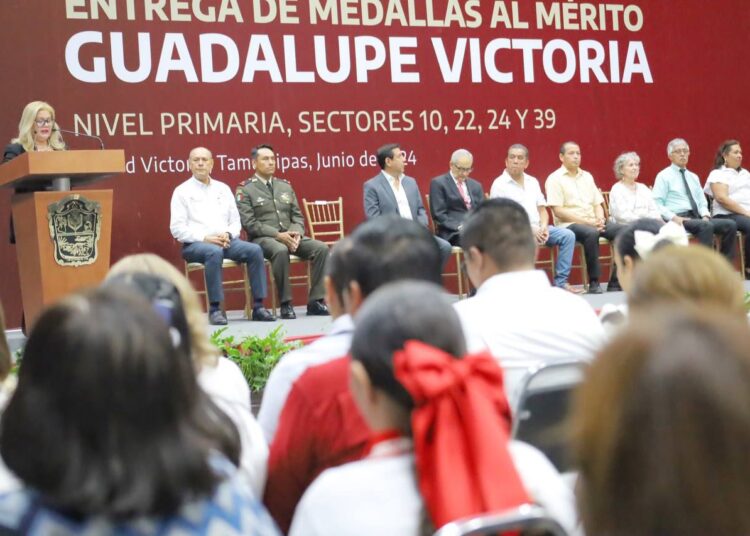 Reconoce municipio a alumnos y maestros con medalla «Guadalupe Victoria»